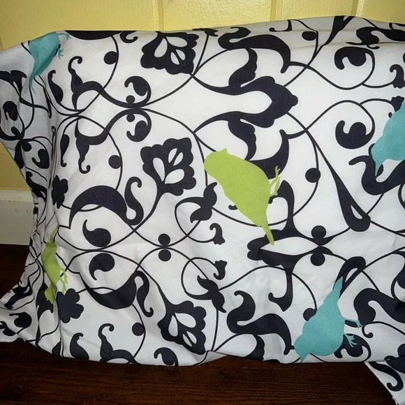 3/$15 Set of 2 Pillowcases Black & White With Bird Patterned Design King - Picture 5 of 9